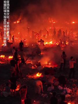 贵州民众烧纸祭亲场景神似寻梦环游记贵州民众烧纸祭亲场景，现实与寻梦环游记的奇妙交融